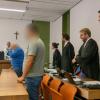 Richter Martin Hofmann (l.) sowie die beiden Angeklagten (vorne) zum Auftakt des Prozesses.