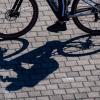 Eine Radfahrerin wirft einen Schatten.