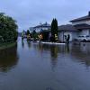 Am Hochwasserwochenende war am Samstagabend in Mühlhausen die Raiffeisenstraße überflutet. Sie war allerdings noch befahrbar.
