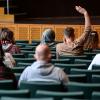 Studierende sitzen im Audimax der Freien Universität Berlin.