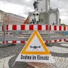 Mit einem Schild warnte die Stadt Passanten vor den Drohnen-Arbeiten rund um den Augustusbrunnen. 