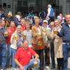 Ein Prosit aufs Dorffest: Auf unserem Foto erheben unter anderem Oberbürgermeisterin Katrin Albsteiger (braune Jacke), der Vereinsringvorsitzende Christian Glöckler (hintere Reihe, sechster von links), sein Vize Georg Schlaier (vorne kniend), und die evangelische Pfarrerin Katja Baumann (dritte von rechts), den Krug. 