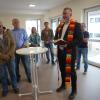 Pater Ulrich bei der Erteilung des Segens für die neue Senioren-WG am Osterbach in Schießen.