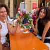 Mutter Jannette und Tochter Juliette zeigen stolz ihren selbst angefertigten Blumenkranz.
