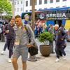 Zu Gast in der Maximilianstraße: Bei der Ankunft in Augsburg empfingen rund 100 Fans die serbische Nationalmannschaft vor dem Hotel Maximilian's.