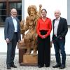 Bei der Eröffnung der Ausstellung im Arkadenhof der Akademie: (von rechts) Künstler Andreas Kuhnlein, die Landsberger Stadtmuseumsleiterin Sonia Schätz und Direktor Alfred Kotter.
