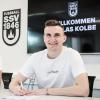 Niklas Kolbe (rechts) verstärkt den SSV Ulm 1846 Fußball in der kommenden Saison. SSV-Geschäftsführer Markus Thiele freut sich über den Neuzugang.