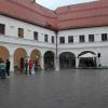 Ein etwas trostloses Bild gab der Schlossinnenhof ab: leerer Platz beim Konzert von Robert Rias, der beharrlich dem Regen entgegen sang.
