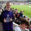 Youtuber Marvin Wildhage steht während des öffentlichen Trainings in Jena auf der Tribüne.