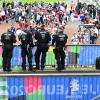 Einsatzkräfte der Polizei beobachten Fußballfans auf einem Fanfest.