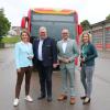Digitalminister Fabian Mehring (Freie Wähler) ist zu Gast in Krumbach beim Busunternehmen Brandner. Er will ein bayrisches Pilotprojekt starten.
