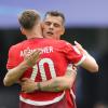 Die Schweizer Michel Aebischer (l) und der Granit Xhaka umarmen sich nach dem Spiel.