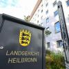 Ein Schild mit der Aufschrift "Landgericht Heilbronn" steht vor dem Gerichtsgebäude.