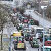 Als Antwort auf die Sparpläne der Bundesregierung hat der Bauernverband eine Aktionswoche ab dem 8. Januar ausgerufen - unter anderem mit Blockaden an Autobahnauffahrten und Traktorkolonnen.