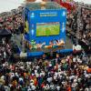 Besucher verfolgen beim Public Viewing auf dem Friedensplatz ein Spiel.