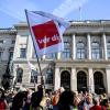 Demonstranten stehen vor dem Berliner Abgeordnetenhaus bei der Kundgebung streikender Kita-Erzieherinnen.