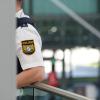 Ein Bundespolizist steht auf dem Flughafen München.