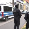Polizeibeamte stehen vor einem der durchsuchten Objekte in Braunschweig. Polizei und Staatsanwaltschaft haben am Mittwochmorgen Räume der Deutschsprachigen Muslimischen Gemeinschaft (DMG) in Braunschweig und weitere Objekte in Berlin durchsucht.