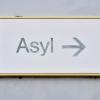 Ein Schild mit der Aufschrift «Asyl» in einer Erstaufnahme für Asylbewerber.