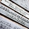 Die Schriftzüge «Bayer. Verfassungsgerichtshof», «Oberlandesgericht München» und «Bayer. Anwaltsgerichtshof» sind auf Schildern am Eingang des Gerichtsgebäudes vom Oberlandesgericht zu sehen.