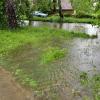 Singold trat beim Unwetter Anfang Juni in Großaitingen stellenweise über das Ufer. Jetzt werden Forderungen laut, dass das Bachbett ausgebaggert werden soll.