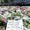 Blumen und Kerzen liegen auf dem Marktplatz in Mannheim zum Gedenken an einen getöteten Polizisten.