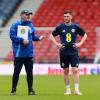 Schottlands Nationaltrainer Steve Clarke (l) und Andrew Robertson sprechen während einer Trainingseinheit miteinander.
