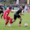 Gegen den FC Gundelfingen (re. Deniz Erten) setzte sich der Klub in der Relegation gegen den Abstieg durch.