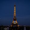 Die olympischen Ringe sind auf dem Eiffelturm in Paris zu sehen.