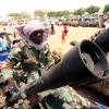 Ein Milizionär mit militärischer Ausrüstung, die angeblich während eines Gefechts im umkämpften Gebiet in Süd-Darfur erbeutet wurde (Archivbild).