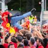 Spanische Fans feiern beim Public Viewing in der Fanzone am Brandenburger Tor.