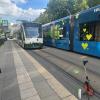 Am Augsburger Theodor-Heuss-Platz kam es am Donnerstag zu einem schweren Verkehrsunfall. Ein Mann wurde von einer Straßenbahn erfasst. Auch Gutachter kamen zum Unfallort.