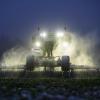 Ein Landwirt bearbeitet bei Frost mit seinem Traktor und Arbeitsgerät eine Zwischenfrucht auf einem Feld in Niedersachsen.