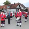 In einem Festzug begleitete der Spielmannszug die Festgäste von der Kirche zum Feuerwehrhaus, an dem der gesellige Teil des Jubiläums stattfand.