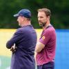 Englands Assistent Steve Holland (l) und Trainer Gareth Southgate lassen sich von der Kritik nicht aus der Ruhe bringen.