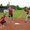 Spartenchef Tim Wiedemann (hier als Catcher), Trainer Dustin Forrer (Batter) und Co-Trainer David Karycki (Pitcher) demonstrieren Baseball-Schlüsselpositionen.
