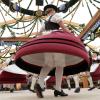 Eine Frau in Tracht tanzt auf der Bühne des «Festzelts Tradition» auf der Oide Wiesn auf dem Oktoberfest in München.