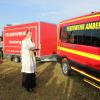 Segnung des neuen Mannschaftstransporters und Kastenanhängers durch Pfarrer Martin Skalitzky im Rahmen der Jubiläumsfeier der Freiwilligen Feuerwehr Amberg. 