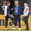 Bundestrainer Julian Nagelsmann (l-r), Basketball-Bundestrainer Gordon Herbert und Rudi Völler unterhalten sich auf dem Trainingsplatz in Herzogenaurach.