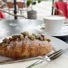 Lecker: Pistazien erfreuen sich in vielerlei Form großer Beliebtheit, wie hier Croissant-Füllung und -Belag.