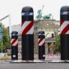 Mobile Poller mit rot-weißer Markierung sind als Absperrung zur Fanzone am Brandenburger Tor bzw. auf der Straße des 17. Juni in der Ebertstraße aufgestellt.
