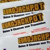 Lottoscheine für den Eurojackpot liegen auf einem Tisch.