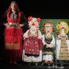 Skurrile Puppen präsentiert das Theater Pro Rodopi mit Darstellerin Desislava Mincheva bei der Performance "The Concert" am Samstag bei der Lindennacht im Diedorfer Eukitea.