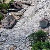 Eine Drohnen-Aufnahme zeigt das vom Erdrutsch betroffene Gebiet Lostallo mit von Steinen und Erde verschlungenen Häusern.