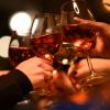Wein oder Sekt zum Feiern gehört für viele dazu, Alkohol ist sozial akzeptiert. Experten warnen aber immer wieder vor den gesundheitlichen Gefahren, die oft zu wenig gesehen werden.