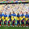 Schwierige Mission: Mit der Fahne um die Schultern nehmen die Spieler der Ukraine für die Nationalhymne Aufstellung. 