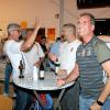  Späte Freude beim Public Viewing im Ochsenzwinger: Nördlingens Polizeichef Andreas Schröter (rechts im Vordergrund) bejubelt mit Freunden den Ausgleich der deutschen Mannschaft durch den eingewechselten Niclas Füllkrug.