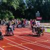 Ein Sprint ist auch im Rollstuhl anstrengend: Florian Dollinger, Gabriela Atanasova und Liam Schwärzer (von links) beim Sportfest der Fritz-Felsenstein-Schule in Königsbrunn.