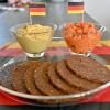 Vollkornbrot mit Curry- und Ajvaraufstrich ist ein leckerer Snack in Deutschland-Farben.