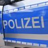 Eine 59-Jährige wurde in einem Haus für Betreutes Wohnen in Dillingen tot aufgefunden. Die Polizei hat einen 47-jährigen Bewohner der Einrichtung und einen 31-jährigen Besucher festgenommen. 